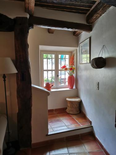 Cette chambre est dotée d'un escalier, d'une fenêtre et de fleurs. dans l'établissement Domaine GEODORA, Parfumeur en Provence, à Montauroux