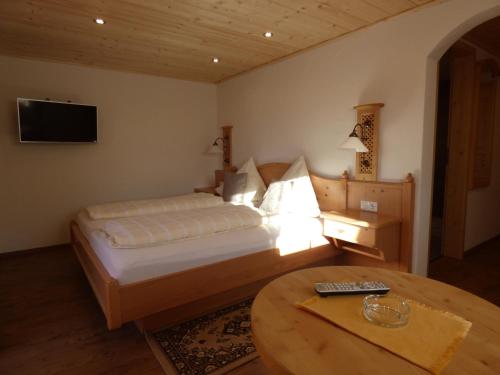 Tempat tidur dalam kamar di Alpengasthof Hochlenzer GmbH