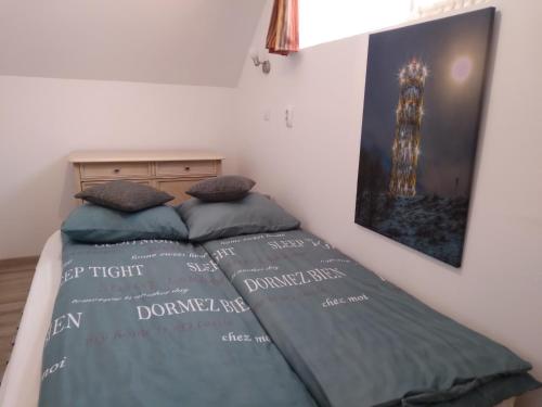 a bedroom with a bed and a painting on the wall at Raza Soarelui apartament de lux in Sovata