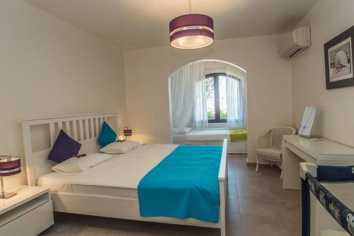 Un dormitorio con una cama grande y una ventana en Luxuriöse und großräumige Villa mit Community Pool, Sicht auf das Mittelmeer sowie dem Mar Menor, La Manga Club en Atamaría
