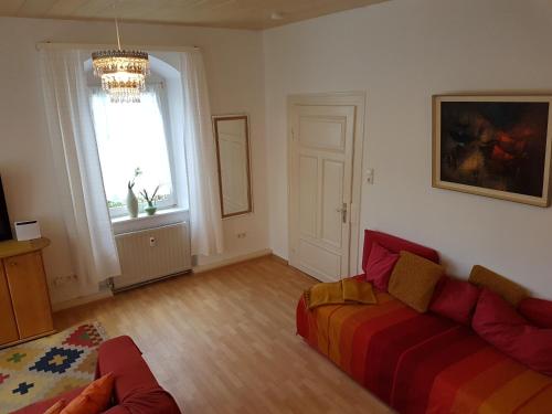 een woonkamer met een bank en een raam bij Haus Salinenblick in Bad Sooden-Allendorf