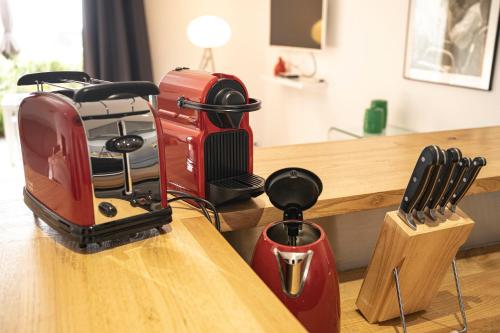 Příslušenství pro přípravu čaje a kávy v ubytování Suites in Erbalunga
