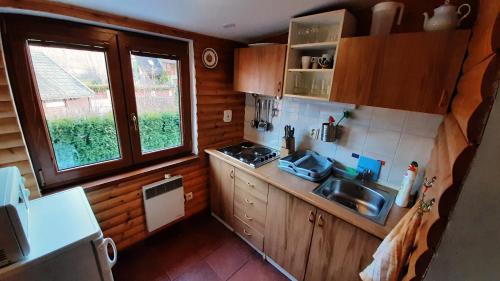 una piccola cucina con lavandino e finestra di Chata Mária - bez kontaktu s ubytovateľom "Click 'n Sleep" a Terchová