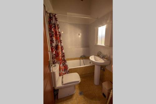 un bagno con un water e un lavandino di Kelly's Villa in Stoupa a Neokhórion