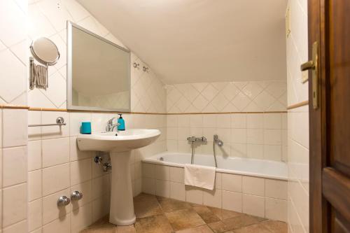 a bathroom with a sink and a bath tub at Alghero Gilbert Ferret in Alghero