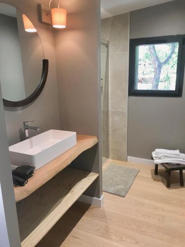 une salle de bain avec un lavabo blanc et un miroir dans l'établissement MAS DEL CA Adult Only, à Sorède