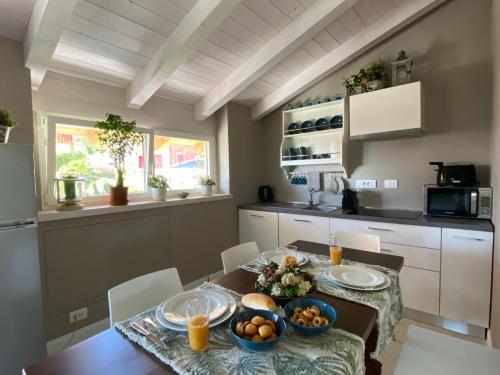 ColazzaApartment Gisa with Private Pool的厨房配有带水果碗的桌子