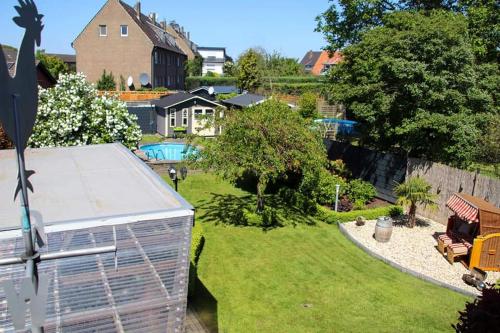 eine Luftansicht auf einen Garten mit einem Gebäude in der Unterkunft Ferienwohnung Auf der Blumenstrasse in Nettetal