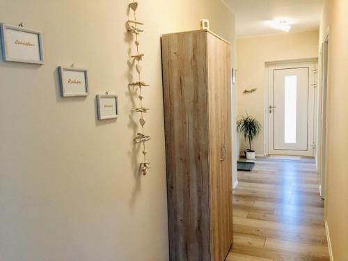 pasillo con puerta de madera en una habitación en Ferienwohnung Stafflel - Wohlfühlen im Odenwald, en Schmal-Beerbach