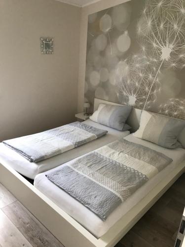 Dos camas una al lado de la otra en un dormitorio. en Ferienwohnung Stafflel - Wohlfühlen im Odenwald, en Schmal-Beerbach