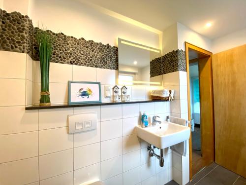 a bathroom with a sink and a mirror at Haus im Grünen in Bornheim