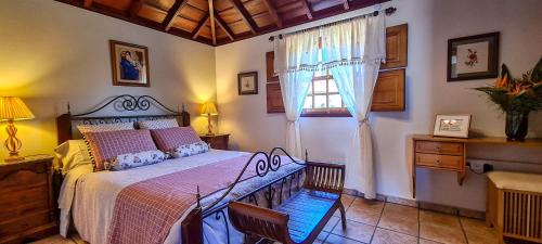 a bedroom with a bed and a window at Finca Villa Arriba in Arecida