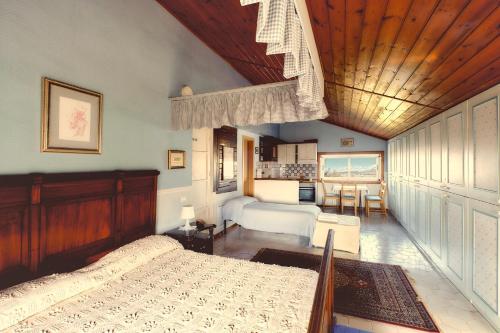 a bedroom with a bed and a kitchen at Casa Consalvo B&b in Pontecagnano