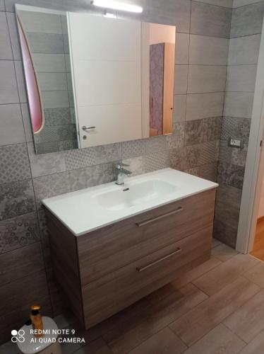 a bathroom with a sink and a mirror at Ke Rooms in Campomarino