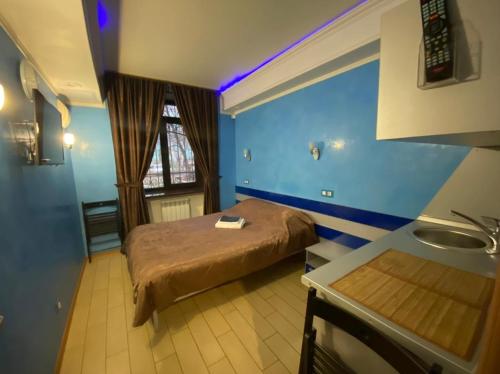 ウファにあるHotel Zhar-batyushkaの青い部屋(ベッド1台、シンク付)