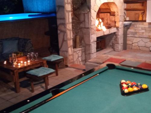 Apartmani Ninić tesisinde bir bilardo masası