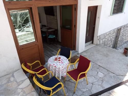Balkon ili terasa u objektu Apartmani Ninić