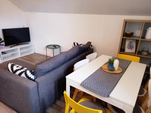 uma sala de estar com um sofá azul e uma mesa em Sorelle apartment em Korčula