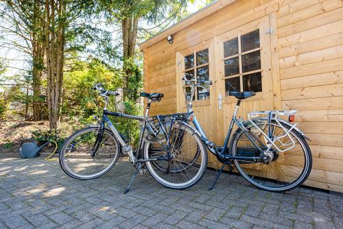 two bikes are parked next to a building at B&B Het Station bij Snowworld GaiaZoo en Mondo Verde in Landgraaf