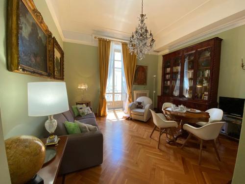 un soggiorno con divano e tavolo di Julius suite a Torino