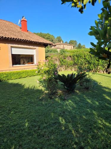 a yard with a house and a window at Casa de campo Aires de Gredos in Candeleda