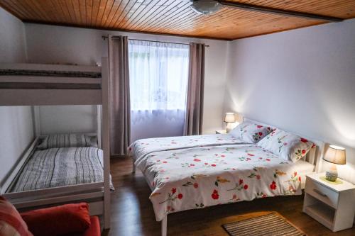 Voodi või voodid majutusasutuse Sobe - rooms R&K toas