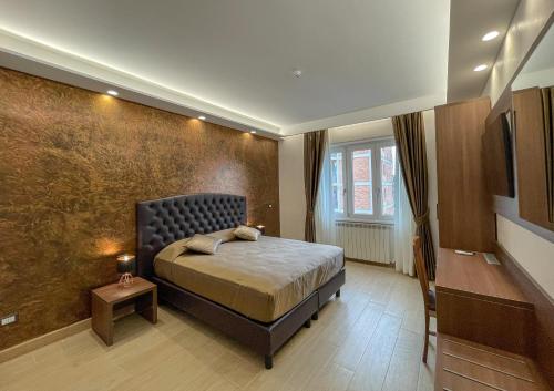 1 dormitorio con cama y pared en B&B Le Ninfee en Roma