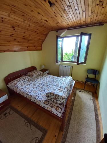 Tempat tidur dalam kamar di Vikendica Milos