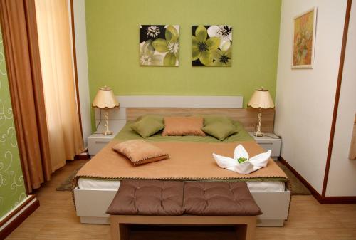 Un dormitorio con una cama con dos mesas y flores. en Azoyan Guest House en Ereván