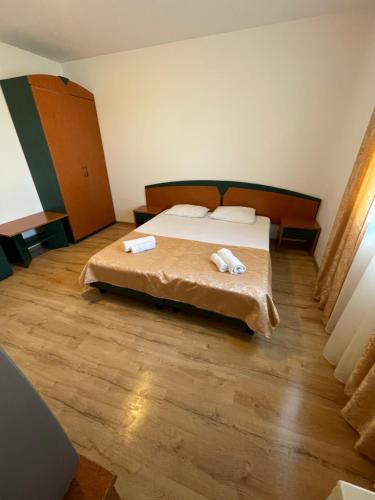 um quarto com uma cama com duas toalhas em Hotel Oltenia em Eforie Sud