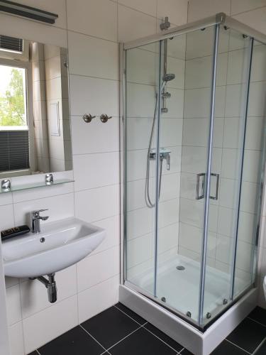 un bagno con doccia e lavandino di Hotel Domke Haus an der See a Bansin