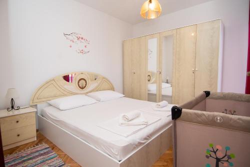Postel nebo postele na pokoji v ubytování Apartmani Ivana 2