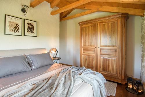 una camera da letto con un letto e un armadio in legno di Villa Stefani a Buje