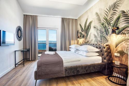Ένα ή περισσότερα κρεβάτια σε δωμάτιο στο LUXURY VILLA PARADISE 120m from sandy beach, heated pool, billiard, max 12 pax