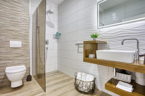 Ένα μπάνιο στο LUXURY VILLA PARADISE 120m from sandy beach, heated pool, billiard, max 12 pax