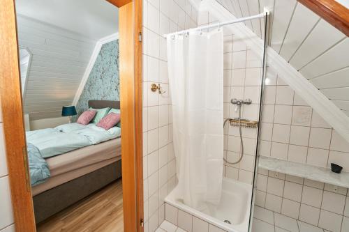 Koupelna v ubytování Ferienwohnungen Eifelstuben mit Charme - am See, nahe Burg