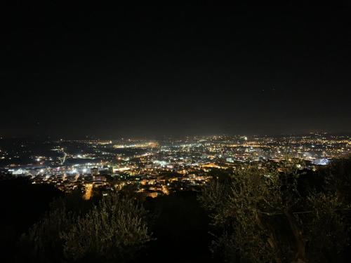 een uitzicht op een stad die 's nachts verlicht is bij Il Podere di Tacito in Pieve a Nievole