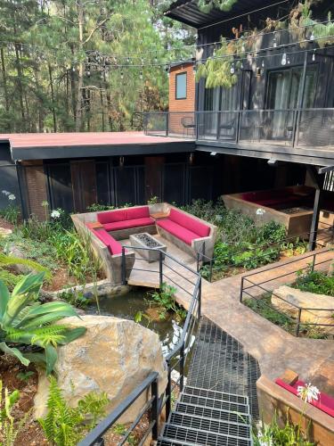 Taman di luar Hotel Oxú Solo adultos