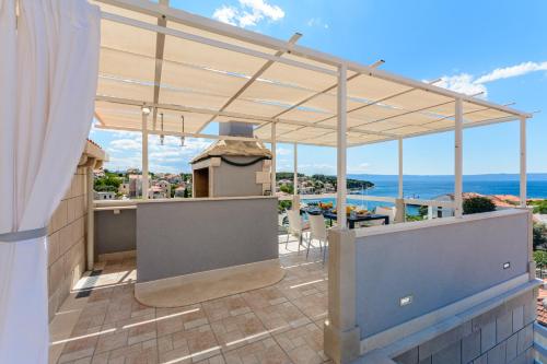 an outdoor kitchen with a view of the ocean at Apartment Darka 1 in Sumartin