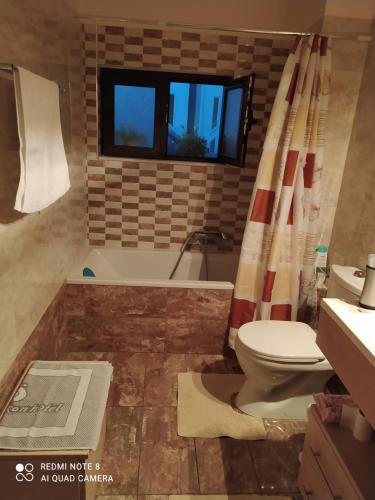 Koupelna v ubytování Giota's City House