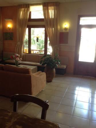 Гостиная зона в Pension Aretoussa
