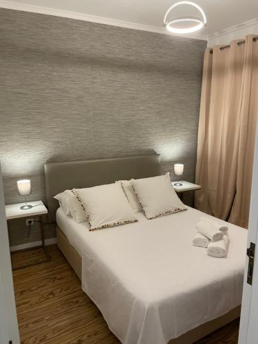 フンシャルにあるOld City Apartmentのベッドルーム1室(白いベッド1台、テーブル2台、ランプ2つ付)