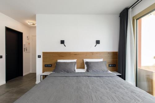a bedroom with a large bed and a window at Cannes CROISETTE, Palais des Festivals, Beaches, Apart Residence Le MINERVE in Cannes