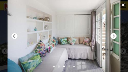 Un pat sau paturi într-o cameră la Villa les colombes