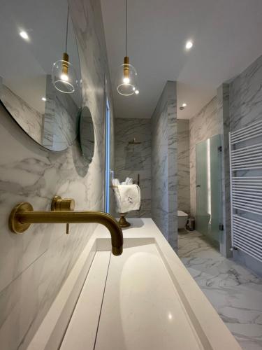 uma casa de banho com um lavatório e um WC num quarto em Lf Suites - Irene em Tebas