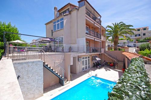 une image d'une maison avec une piscine dans l'établissement Villa Naomi, à Split