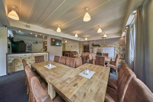 Dolni Dvur的住宿－BOUDA MORAVA，用餐室配有大型木桌和椅子
