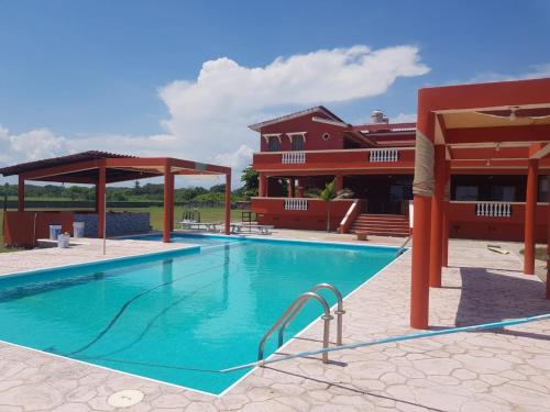 una piscina frente a una casa en Mision Surf en Las Palmas