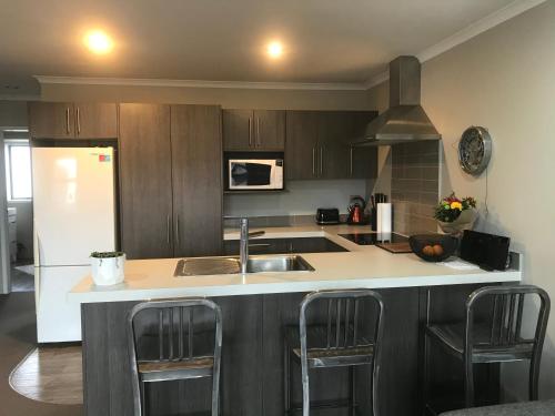 Køkken eller tekøkken på Modern Apartment by Rugby Stadium