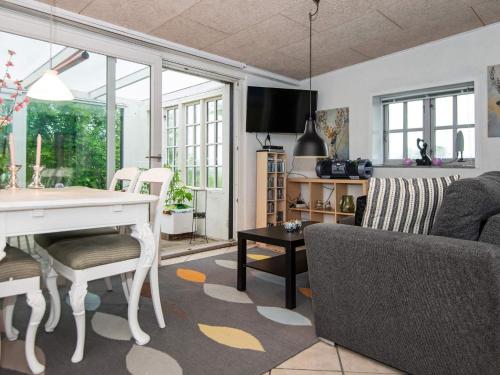 uma sala de estar com um sofá e uma mesa em Holiday home Skærbæk II em Skærbæk